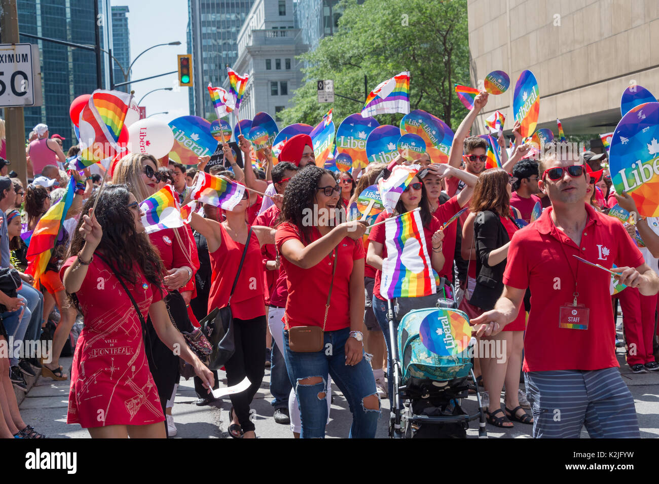 Montréal, Canada - 20 août 2017 : Les membres du Parti libéral du Canada prennent part à la parade de la Fierté gaie de Montréal Banque D'Images