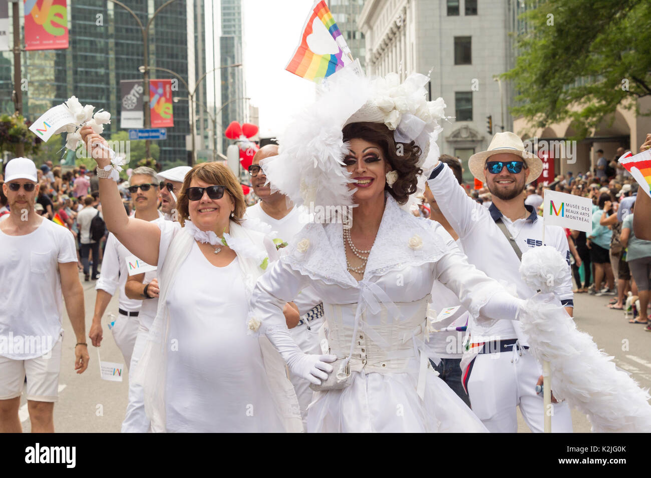 Montréal, le 20 août 2017 : drag queen habillés en blanc qui prennent part à la parade de la Fierté gaie de Montréal Banque D'Images