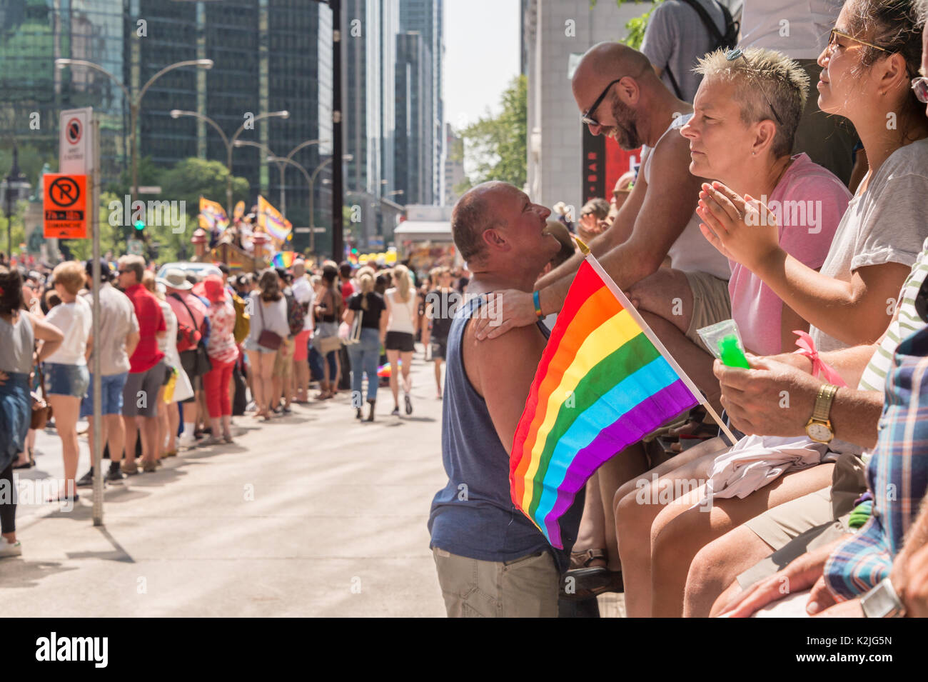 Montréal, Canada - 20 août 2017 : gay drapeau arc-en-ciel et couple gay à Montréal Gay Pride Parade. Banque D'Images