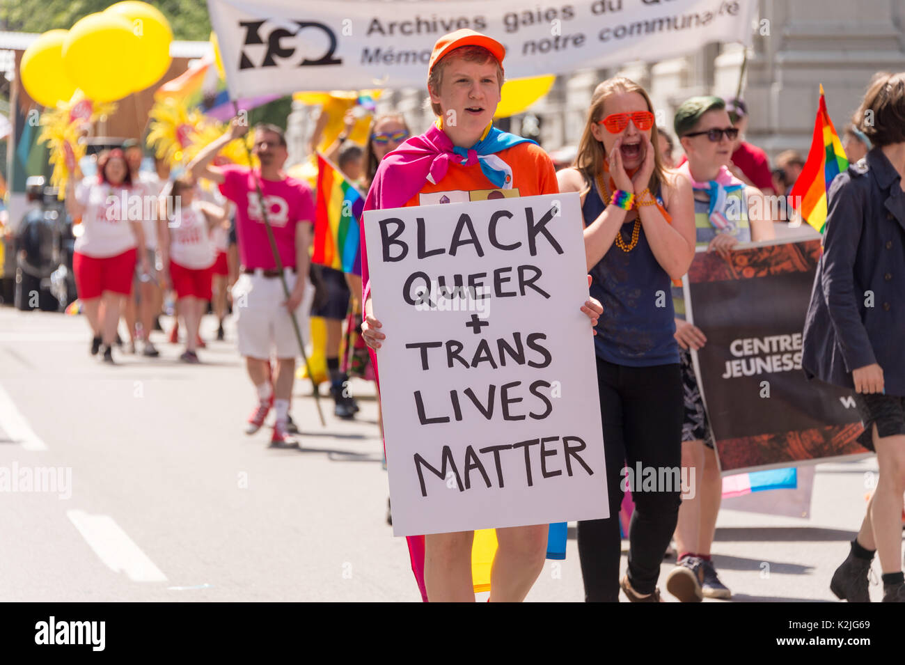 Montréal, Canada - 20 août 2017 : un participant est titulaire d'un 'Black Queer et Trans vit" signe à Montréal Gay Pride Parade. Banque D'Images
