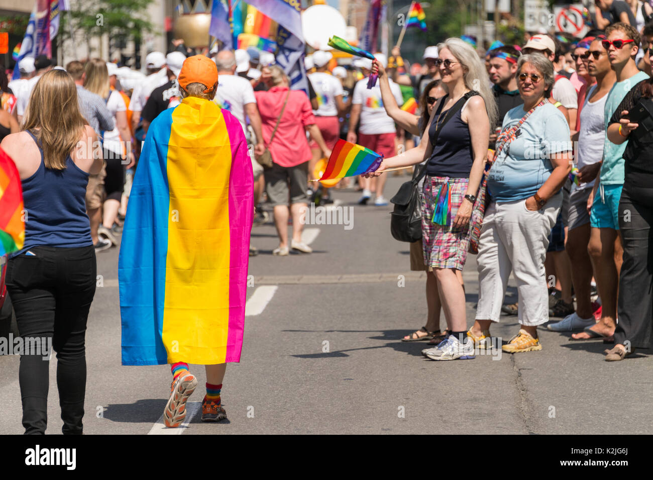 Montréal, CA - 20 août 2017 : l'homme avec pansexual drapeau sur son dos en prenant part à la parade de la Fierté gaie de Montréal. Banque D'Images
