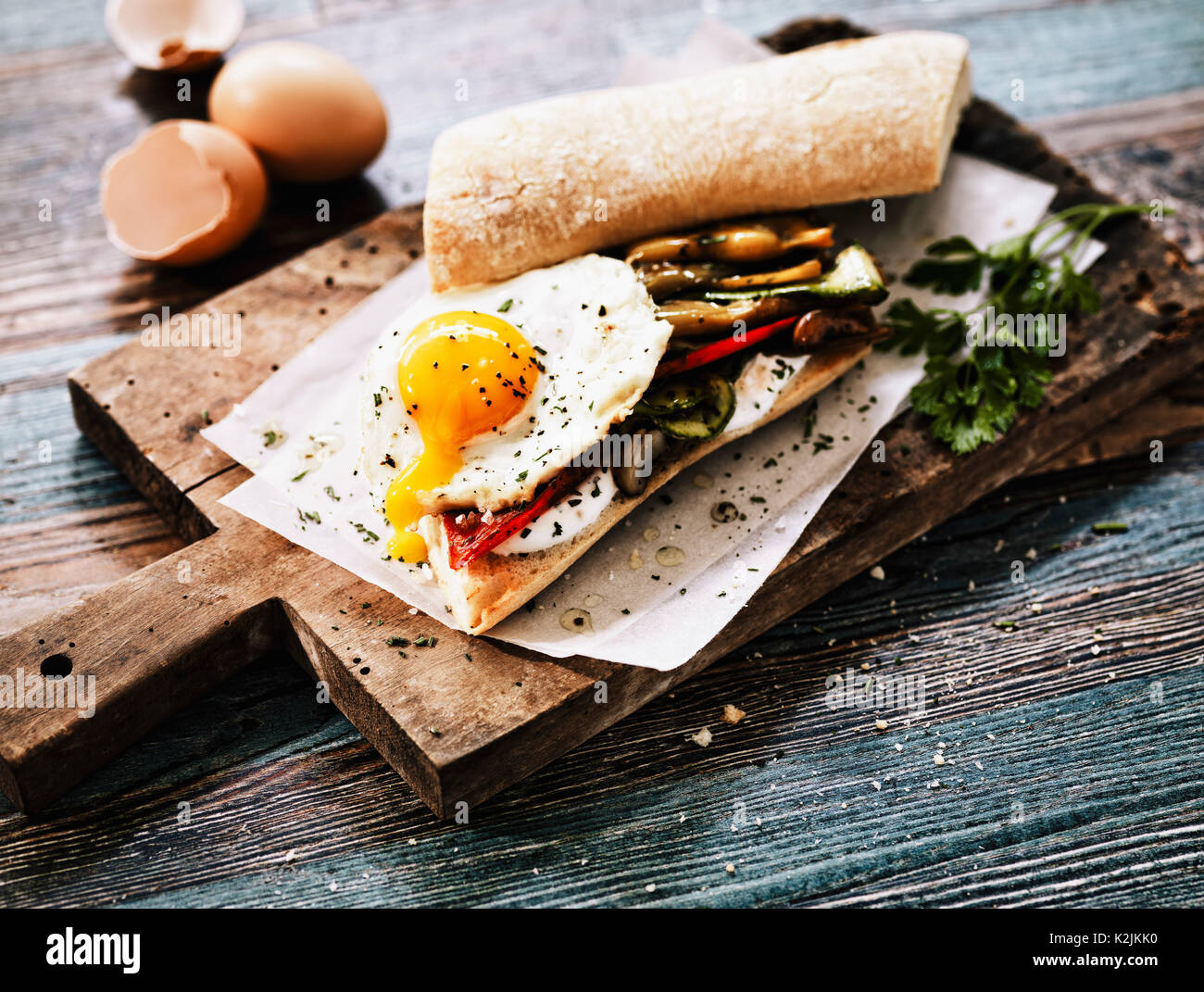 Sandwich avec légumes grillés et oeuf au plat Banque D'Images