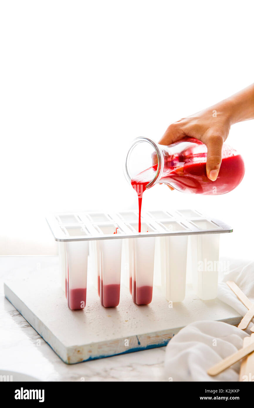 Faire des sucettes glacées coco matcha framboise Banque D'Images