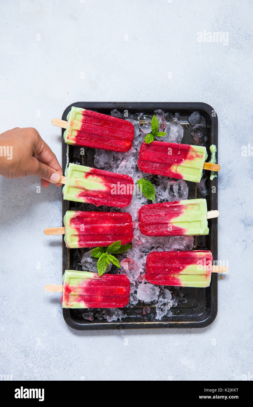 Matcha framboise sucettes de noix de coco Banque D'Images