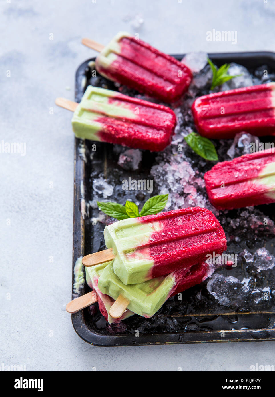 Matcha framboise sucettes de noix de coco Banque D'Images