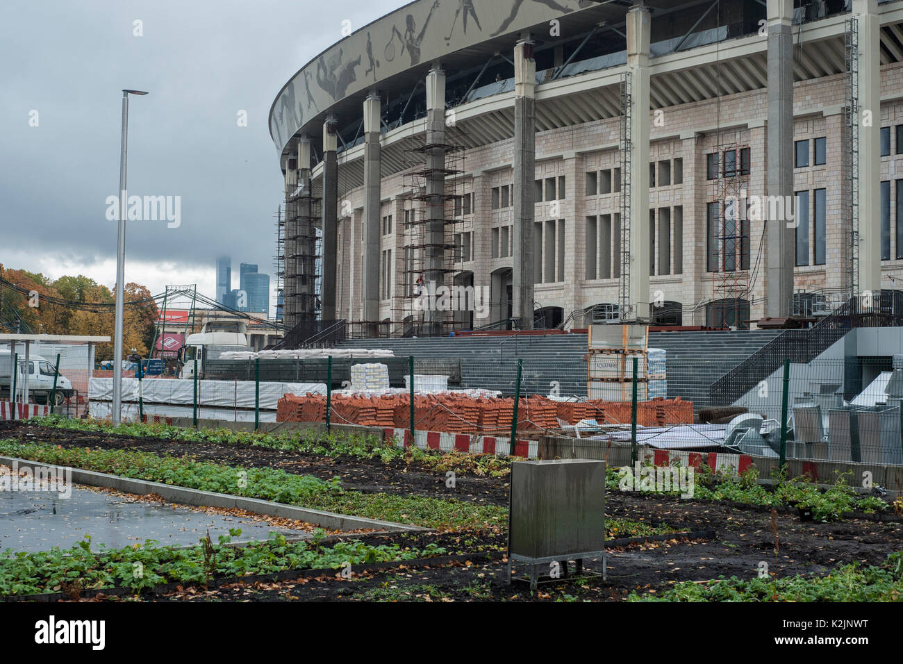 Rénovation de du stade Luzhniki de Moscou. Il sera l'hôte de la finale de la Coupe du monde et a une capacité de 80 000 personnes. Construction et rénovation des stades de football en Russie est une course contre la montre que la Russie est l'hôte de la Coupe du Monde FIFA 2018 en juin et juillet 2018. Banque D'Images