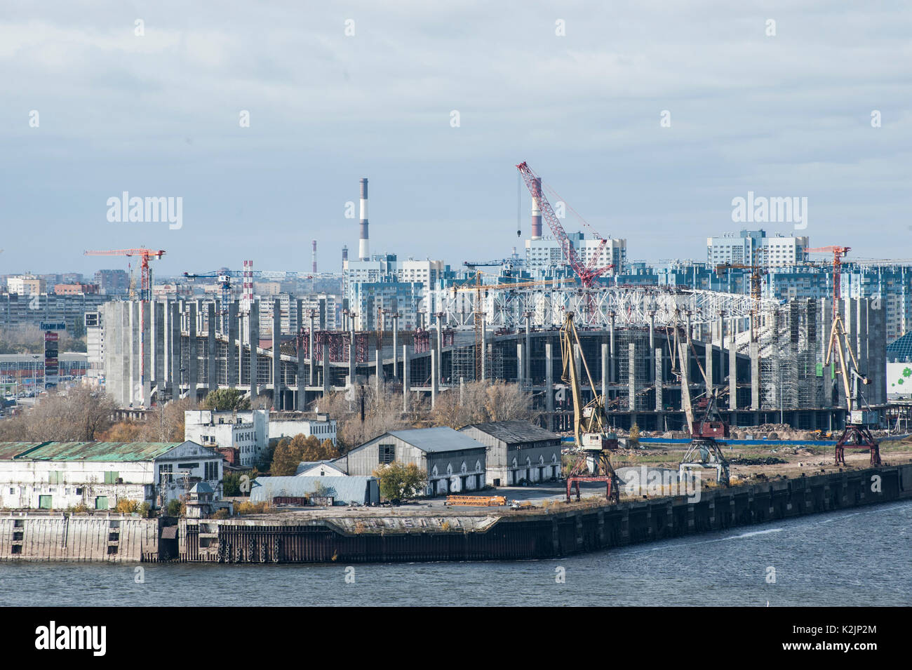 Nizjni Novgorod Central stade en construction. Construction et rénovation des stades de football en Russie est une course contre la montre que la Russie est l'hôte de la Coupe du Monde FIFA 2018 en juin et juillet 2018. Banque D'Images
