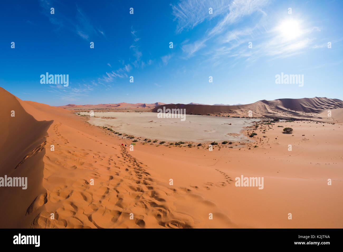 La ville pittoresque de Sossusvlei et Deadvlei, d'argile et de sel pan entouré de majestueux des dunes de sable. Le Parc National Namib Naukluft, attraction principale et tra Banque D'Images