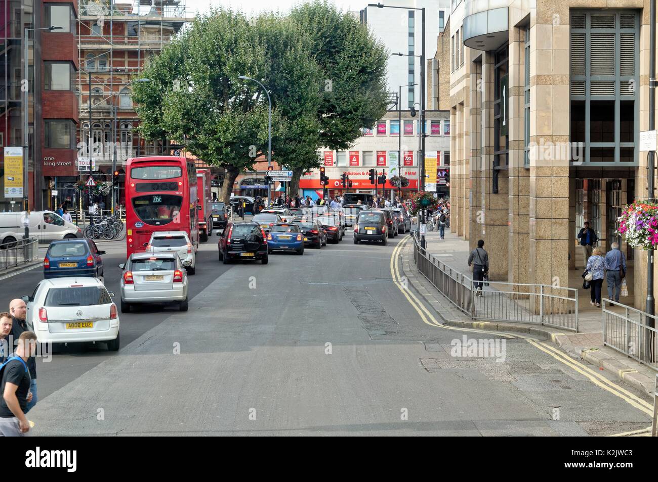 Hammersmith Broadway dans le Rush hour London UK Banque D'Images