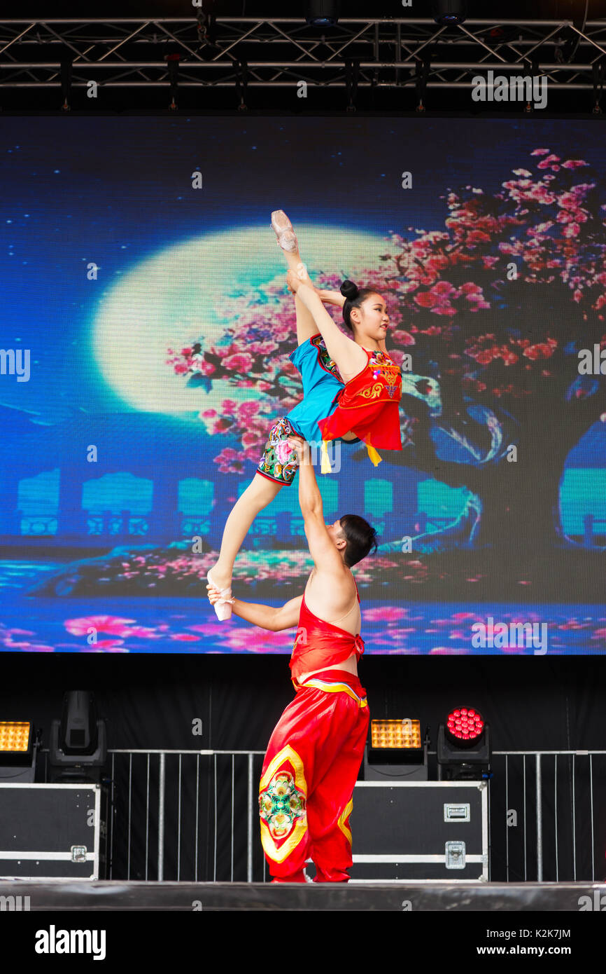 Acrobates chinois avec le Ballet sur les épaules au Festival 2017 à Cologne, Allemagne. Banque D'Images