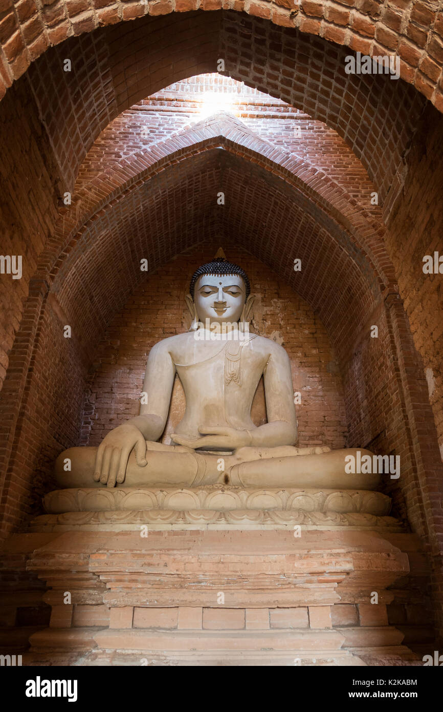 Statue de Bouddha assis à l'intérieur d'un temple sans titre (ruine historique 446) à Bagan, Myanmar (Birmanie). Banque D'Images
