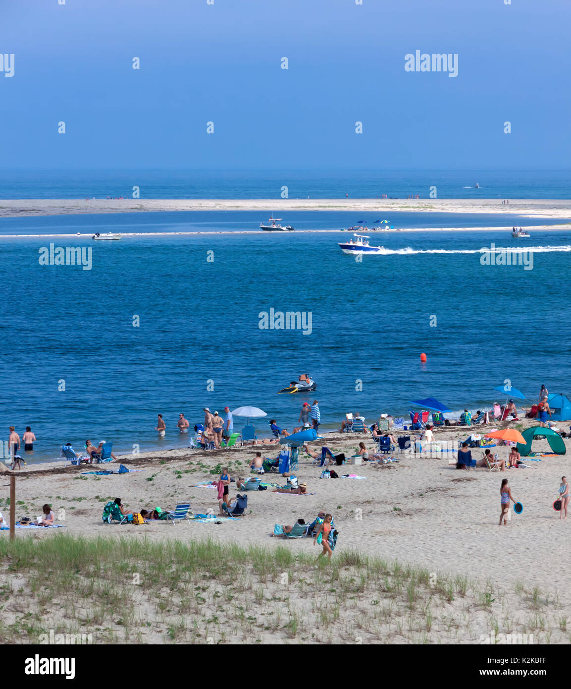 Les personnes bénéficiant de leurs vacances d'été à la plage du phare de Chatham, Massachusetts, Cape Cod, USA. Banque D'Images