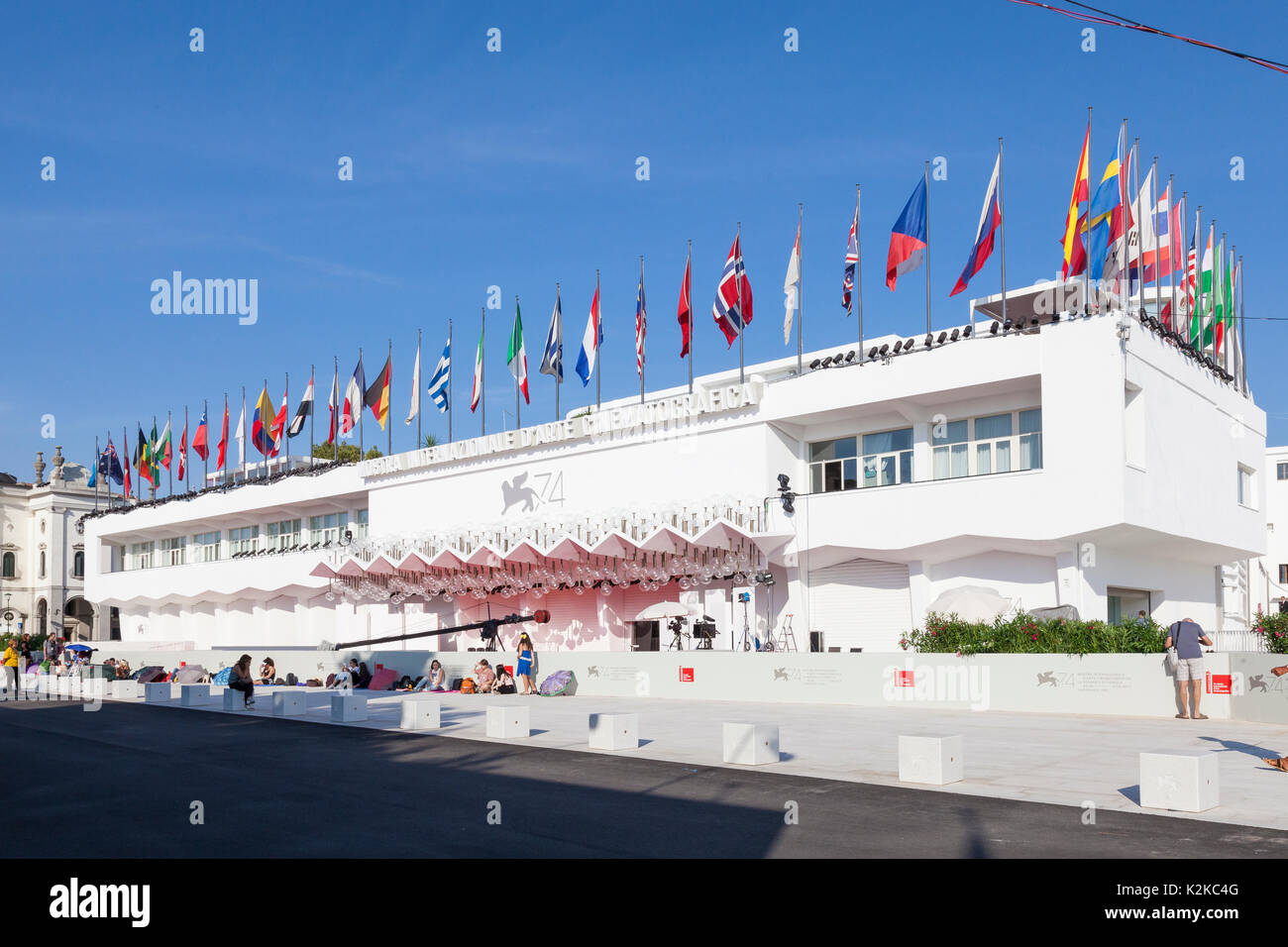 Lido, Venise, Italie. Août 30, 2017. Sites pour les 2017 Film Festival après les préparatifs de dernière minute et des installations et avant la foule arriver pour l'ouverture du festival. L'entrée avant de la Mostra Internazionale d'Arte Cinematografica bâtiment avec des jeunes qui ont fait du camping en avant toute la journée pour glimose leur star préférée. Banque D'Images