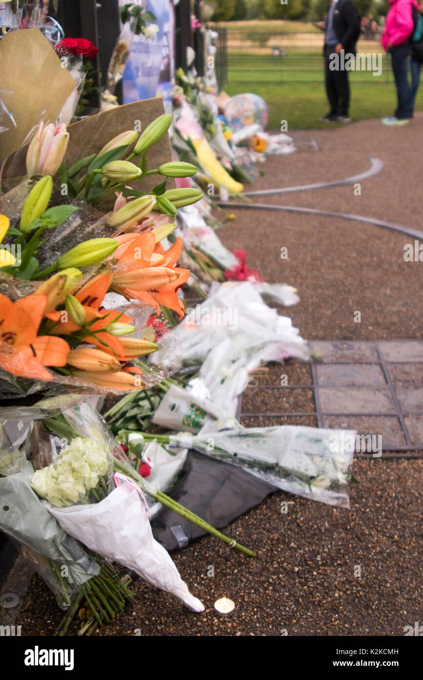 Londres, Angleterre, Royaume-Uni. 30 août, 2017. Tributs floraux et les messages sont mis par des sympathisants aux portes de Kensington Palace, à la veille du 20e anniversaire de la mort de Diana, princesse de Galles dans un tragique accident de voiture à Paris, France, le 31 août, 1997. Plus tôt dans la journée, le prince Harry, et le duc et la duchesse de Cambridge, a visité le jardin blanc ensemble, ce qui a été planté de fleurs et feuillages inspirés par des souvenirs de la vie de Diana, l'image et de style. Iain McGuinness / Alamy Live News Banque D'Images