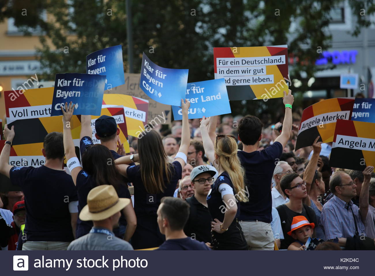 Erlangen, Allemagne. Août 30, 2017. Une foule de partisans de la CSU élever leurs pancartes à l'appui d'Angela Merkel lors d'un événement à Erlangen. Credit : reallifephotos/Alamy Live News Banque D'Images