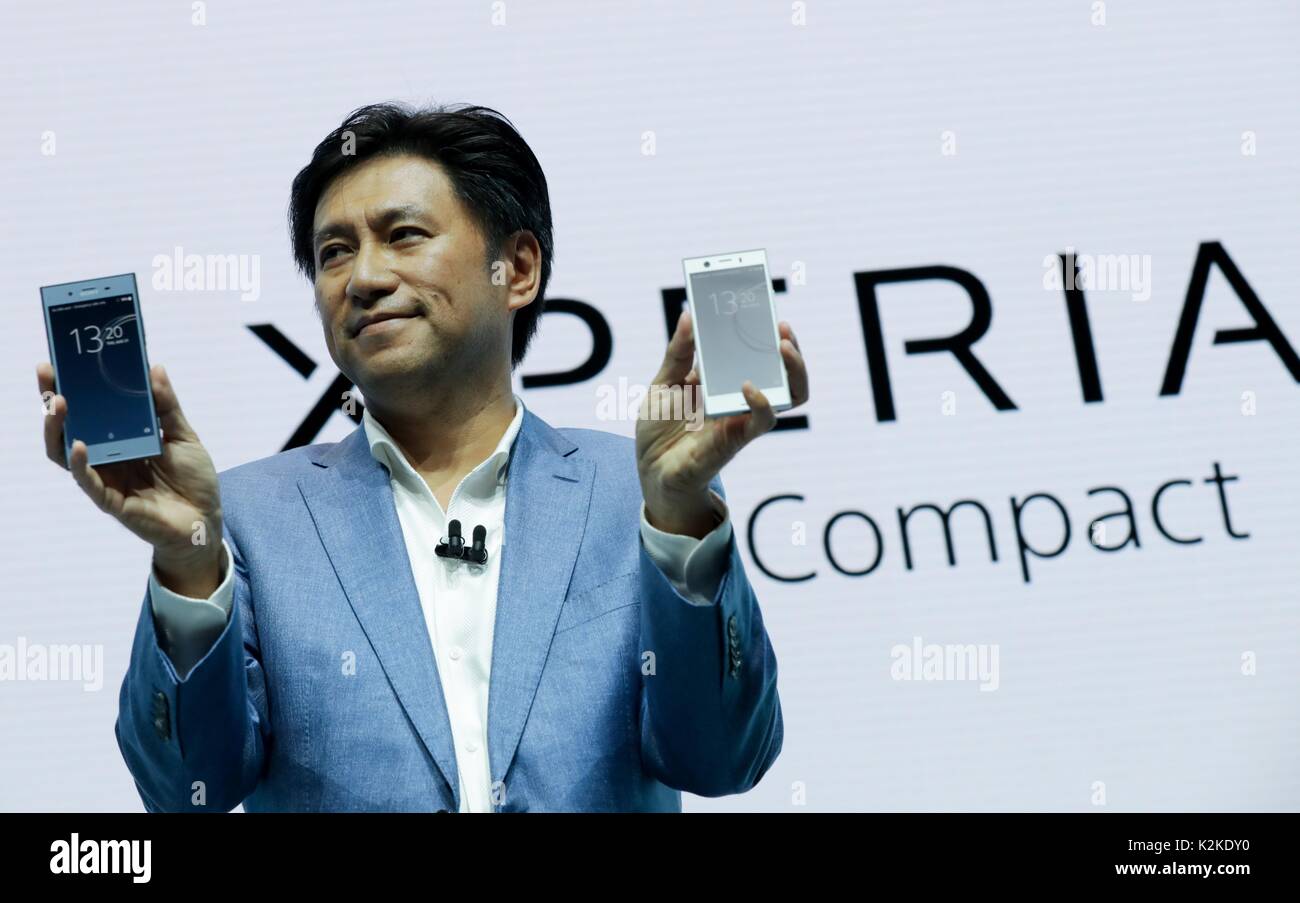 Berlin, Allemagne. Août 31, 2017. Hideyuki Furumi, vice-président, Global Sales & Marketing et directeur de Sony Mobile Communications, présente le nouveau smartphone Sony Xperia XZ1 lors de la 2e journée de la presse de l'exposition industrielle 'Internationale Funkausstellung' (lit. 'International Radio Exhibition') 2017 à Berlin, Allemagne, 31 août 2017. Le salon est ouvert du 1 au 6 septembre 2017. Photo : Kay Nietfeld/dpa/Alamy Live News Banque D'Images