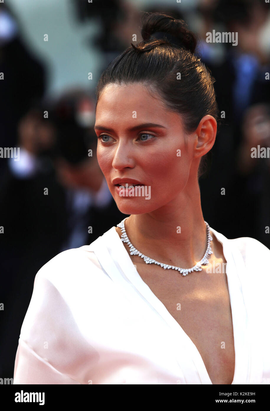 Venise, Italie. Août 30, 2017. Top modèle italien Bianca Balti au tapis rouge, 74e Festival International du Film de Venise © Crédit Ottavia Da Re/Sintesi/Alamy Live News Banque D'Images