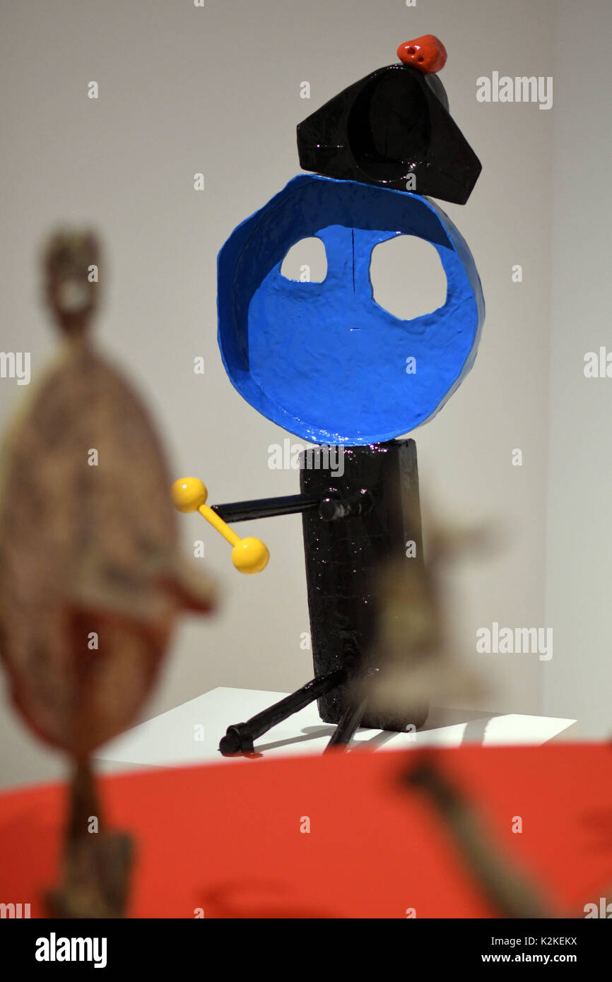 Brueh, Allemagne. Août 31, 2017. La sculpture 'la femme et l'oiseau" (1967) de Joan Miró peut être vu dans l'exposition 'Miró - monde de monstres' au Musée Max Ernst dans Brueh, Allemagne, 31 août 2017. L'exposition sera ouverte le 3 septembre 2017. Photo : Henning Kaiser/dpa/Alamy Live News Banque D'Images