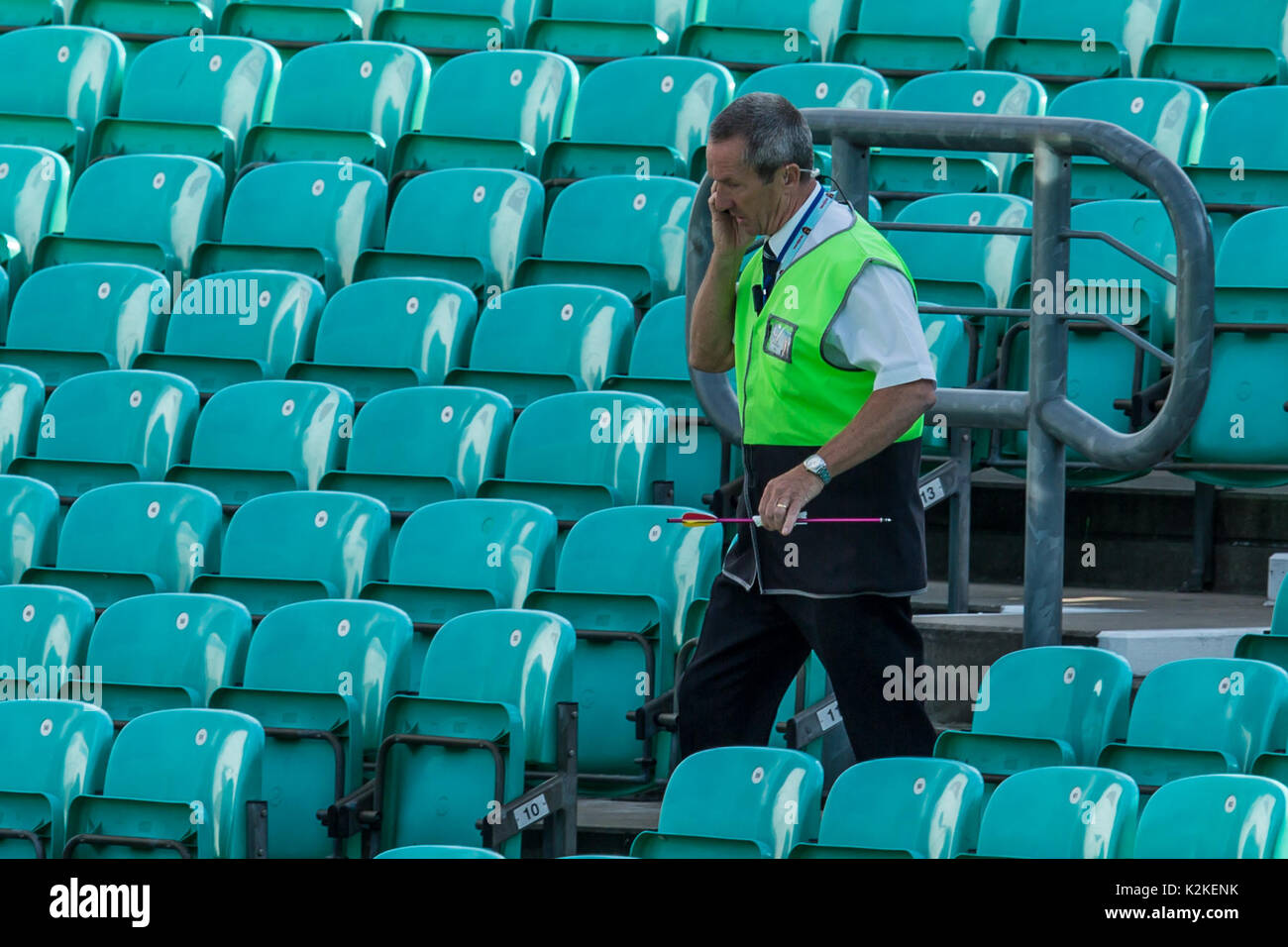 31 août 2017, Londres, Royaume-Uni. Une flèche qui a été tourné sur le terrain est effectué par un délégué syndical à l'ovale et la foule est évacuée. David Rowe/ Alamy Live News Banque D'Images