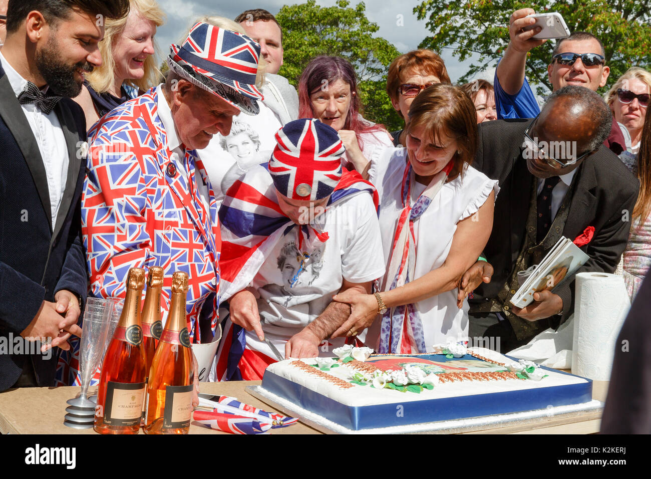 Londres, Royaume-Uni. Août 31, 2017. Superfans Terry Hutt regarde John Loughrey, coupe un gâteau commémoratif à la mémoire de la princesse Diana en face de Kensington Palace à l'occasion du 20ème anniversaire de sa mort. Credit : Amanda rose/Alamy Live News Banque D'Images