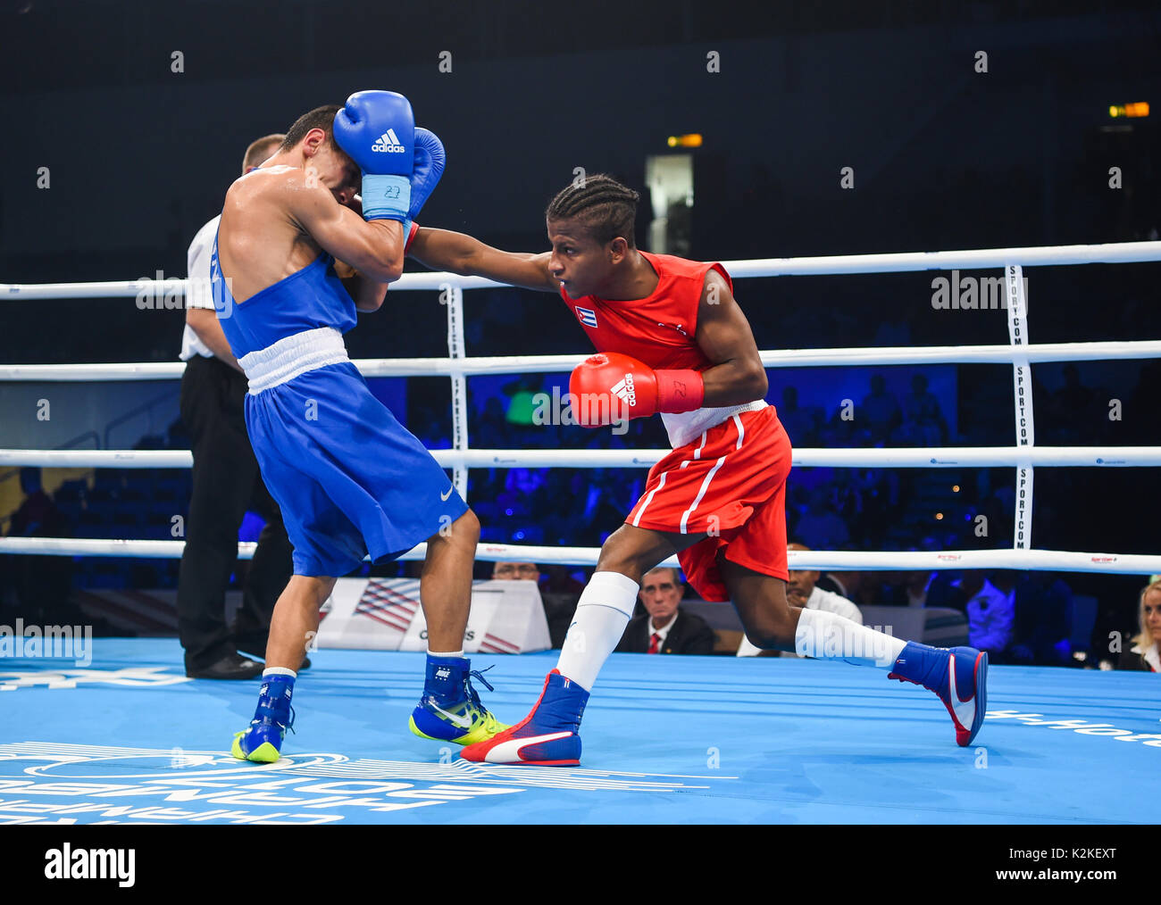 Hambourg Allemagne Aout 31 17 Le Boxeur Cubain Joahnys Argilagos R Se Bat Contre Le Boxeur Kazakh Zhomart Yerzhan Dans La Classe Poids Mouche Jusqu A 46 49kg Au Cours De L Ameteur Demi Finaliste Du Championnat