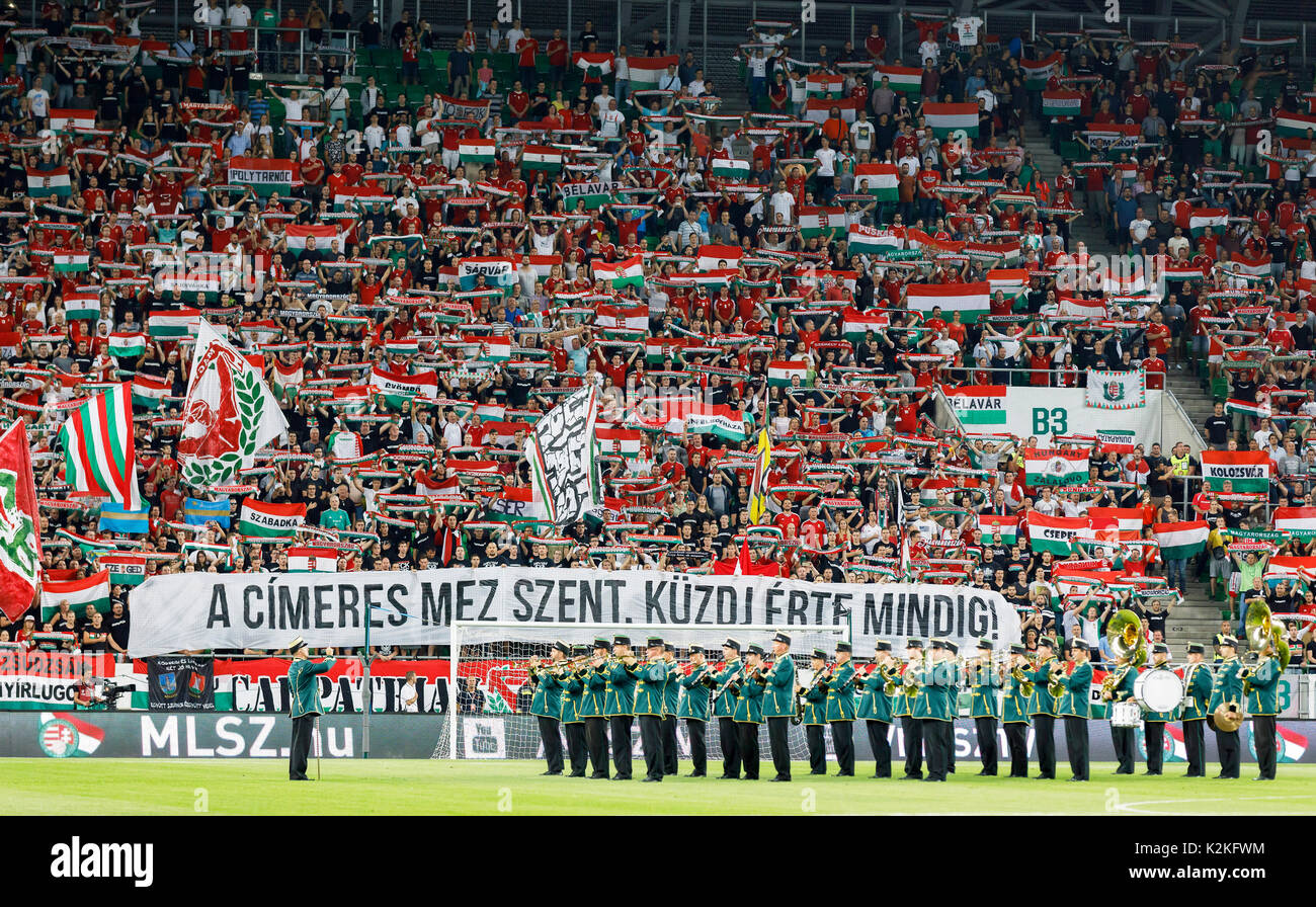 Budapest, Hongrie. 31 août, 2017. Les partisans de la Hongrie écouter l'hymne national avant la Coupe du Monde FIFA 2018 match qualificatif entre la Hongrie et la Lettonie de Groupama Arena le 31 août 2017 à Budapest, Hongrie. Credit : Laszlo Szirtesi/Alamy Live News Banque D'Images