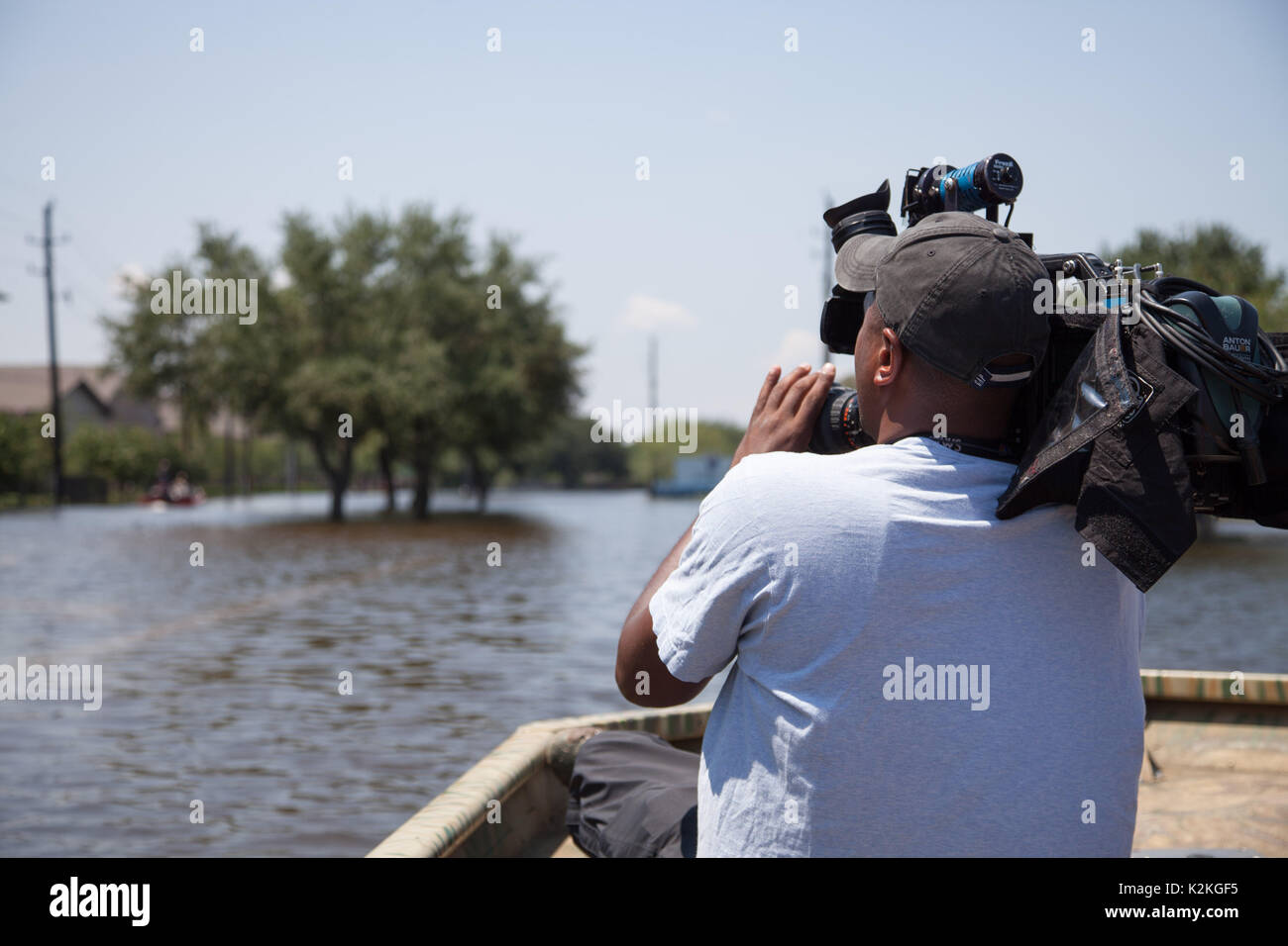 Houston, USA. 31 août 2017 : un caméraman pour NBC Boston films opérations de sauvetage de l'inondation causée par l'ouragan Harvey à Houston, TX. John Glaser/CSM./Alamy Live News Banque D'Images