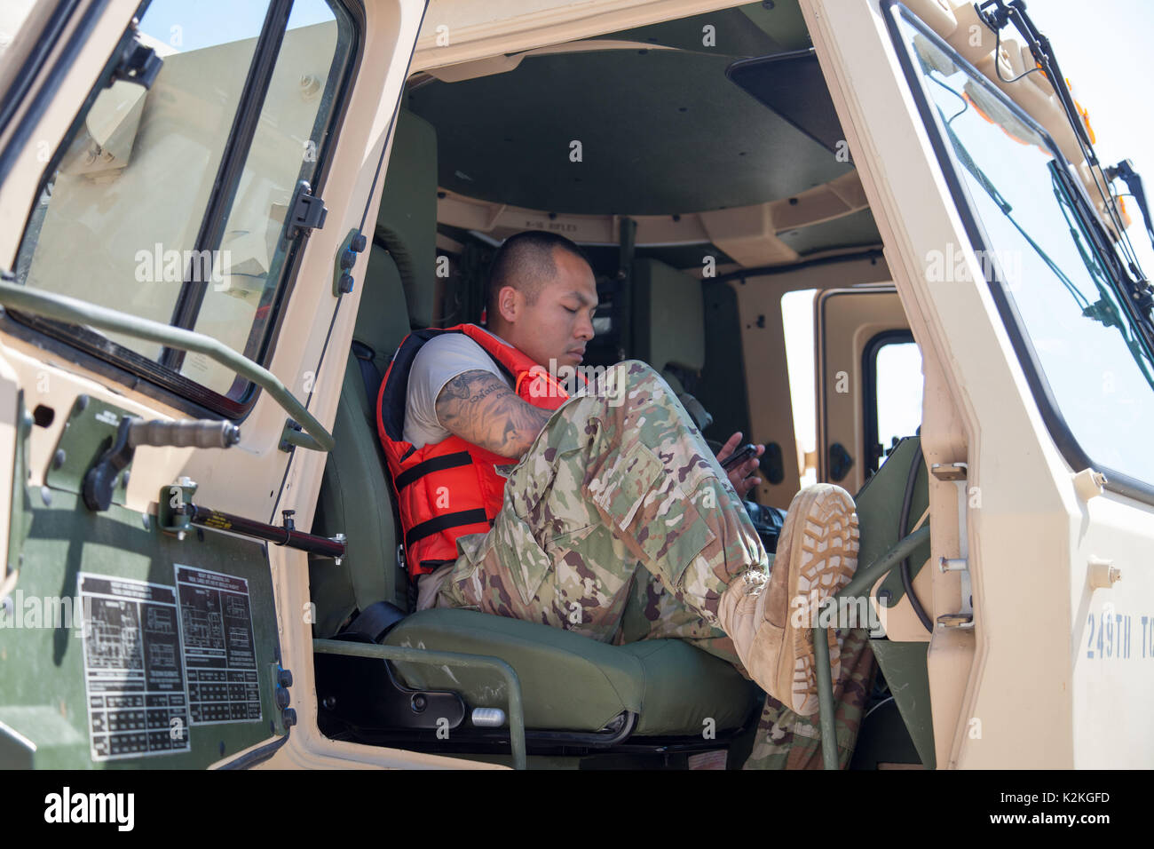 Houston, USA. 31 août 2017 : un soldat de la Garde nationale du Texas prend une pause pendant les opérations de sauvetage de l'inondation causée par l'ouragan Harvey à Houston, TX. John Glaser/CSM./Alamy Live News Banque D'Images