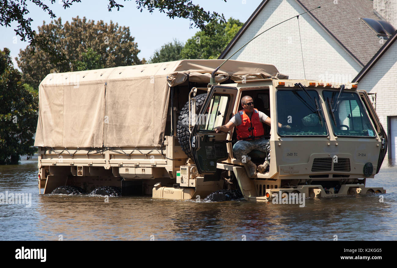 Houston, USA. 31 août 2017 : les soldats de la Garde nationale du Texas recherchez pour les résidents de maisons inondées par les crues causées par l'ouragan Harvey à Houston, TX. John Glaser/CSM./Alamy Live News Banque D'Images
