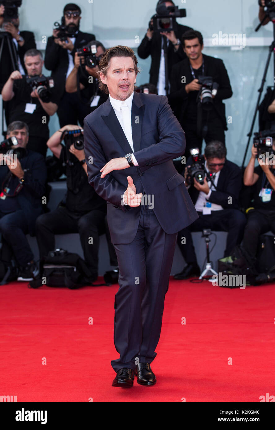 Venise, Italie. Août 31, 2017. Acteur Ethan Hawke arrive pour la première du film 'première' réformé à la 74e Festival du Film de Venise à Venise, Italie, le 31 août, 2017. Credit : Jin Yu/Xinhua/Alamy Live News Banque D'Images