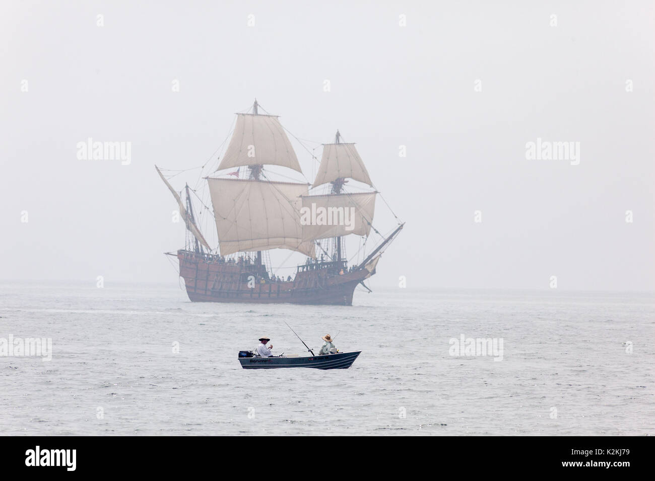 Usa. Août 31, 2017. Le Port de San Diego 2017 Festival de la voile. Les pêcheurs dans un petit bateau à l'ouverture de la baie de San Diego a la San Salvador attendu pour le défilé des navires pour la démarrer. Credit : Daren Fentiman/ZUMA/Alamy Fil Live News Banque D'Images