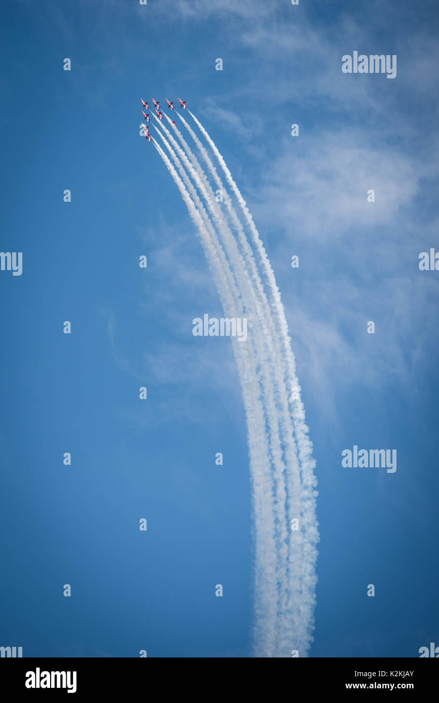 Bournemouth, Royaume-Uni. Août 31, 2017. Des flèches rouges Air Afficher jeudi à Bournemouth, Dorset Festival de l'air. 2017 Vachell Crédit : Owen/Alamy Live News Banque D'Images