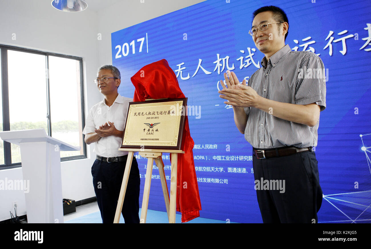 (170901) -- SHANGHAI, le 1 septembre, 2017 (Xinhua) -- Les délégués ont assister à la cérémonie d'ouverture de la Chine, premier essai en vol de base de drones civils à Qingpu l'agriculture moderne Park à Shanghai, la Chine orientale, le 31 août 2017. Le premier essai en vol de base de drones civils a ouvert à Shanghai le jeudi, selon l'Administration régionale de la Chine de l'Administration de l'Aviation civile de Chine (CAAC). Les drones sont tenus de voler sous 150 mètres et tous les vols d'essai sont l'objet d'un suivi pour la sécurité dans la base. (Xinhua/Fang Zhe) (2004) Banque D'Images