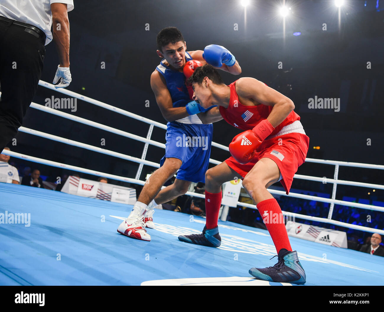 Hambourg Allemagne Aout 31 17 Le Boxeur Americain Freudis Rojas R Se Bat Contre Le Boxeur Ouzbek Ikboljon Kholdarov Dans La Moitie De La Classe Super Legers 64 Kg Au Cours De La