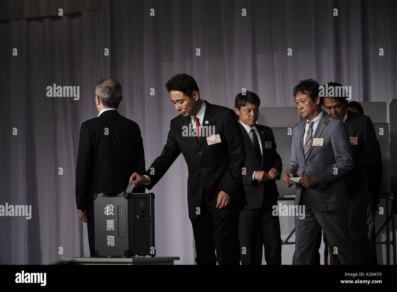 Tokyo, Japon. Du 1er septembre 2017. Seiji Maehara, membres de la Chambre des représentants vote lors d'une convention pour le président du parti démocratique au Tokyo Prince Hotel à Tokyo, Japon, 1 septembre 2017. Parti démocratique a fait face à une immense défaite lors de la dernière élection pour le parlement local de Tokyo. Crédit : Nicolas Datiche/AFLO/Alamy Live News Banque D'Images