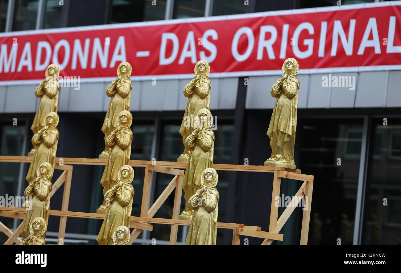 Nuremberg, Allemagne. Du 1er septembre 2017. Figurines de la Madonna d'or l'artiste Ottmar Hoerl peut être repéré à Nuremberg, Allemagne, 1 septembre 2017. Hoerl's art performance avec 600 golden Madonna chiffres sur une plateforme de 80 mètres de longueur s'affiche pendant deux semaines en avant de la Musée national germanique. Photo : Daniel Karmann/dpa/Alamy Live News Banque D'Images