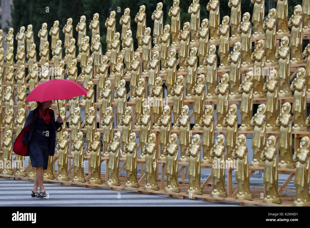 Nuremberg, Allemagne. Du 1er septembre 2017. Figurines de la Madonna d'or l'artiste Ottmar Hoerl peut être repéré à Nuremberg, Allemagne, 1 septembre 2017. Hoerl's art performance avec 600 golden Madonna chiffres sur une plateforme de 80 mètres de longueur s'affiche pendant deux semaines en avant de la Musée national germanique. Photo : Daniel Karmann/dpa/Alamy Live News Banque D'Images