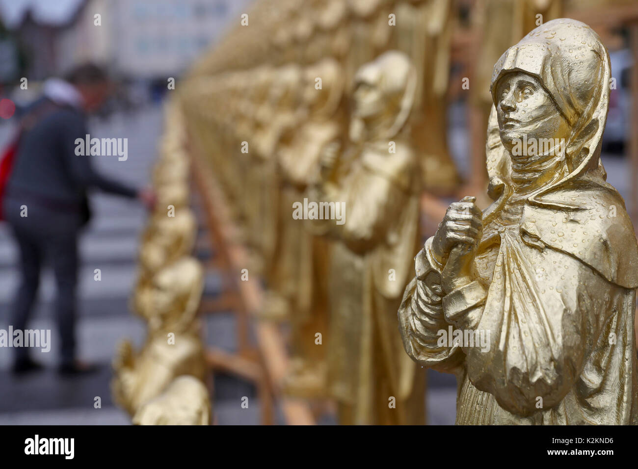 Nuremberg, Allemagne. Du 1er septembre 2017. Figurines de la Madonna d'or l'artiste Ottmar Hoerl peut être repéré à Nuremberg, Allemagne, 1 septembre 2017. Hoerl's art performance avec 600 golden Madonna chiffres sur une plateforme de 80 mètres de longueur s'affiche pendant deux semaines en avant de la Musée national germanique. Photo : Daniel Karmann/dpa/Alamy Live News Banque D'Images