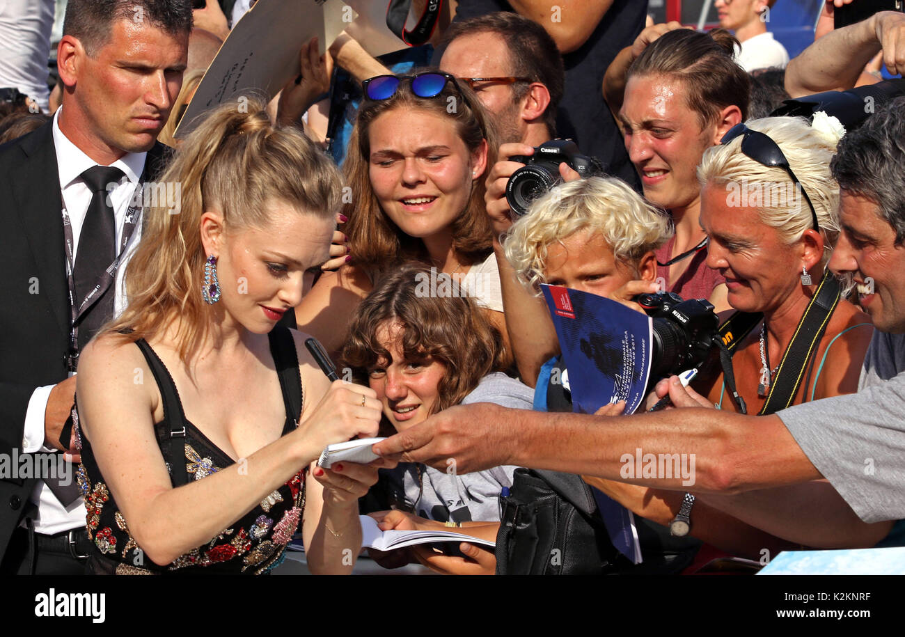 L'Europe, Italie, Lido di Venezia, 31 août 2017 : l'actrice Amanda Seyfried au tapis rouge de la première du film,directeur réformé Paul Schrader.Dans l'image, signe des autographes, 74e Festival International du Film de Venise © Crédit Ottavia Da Re/Sintesi/Alamy Live News Banque D'Images