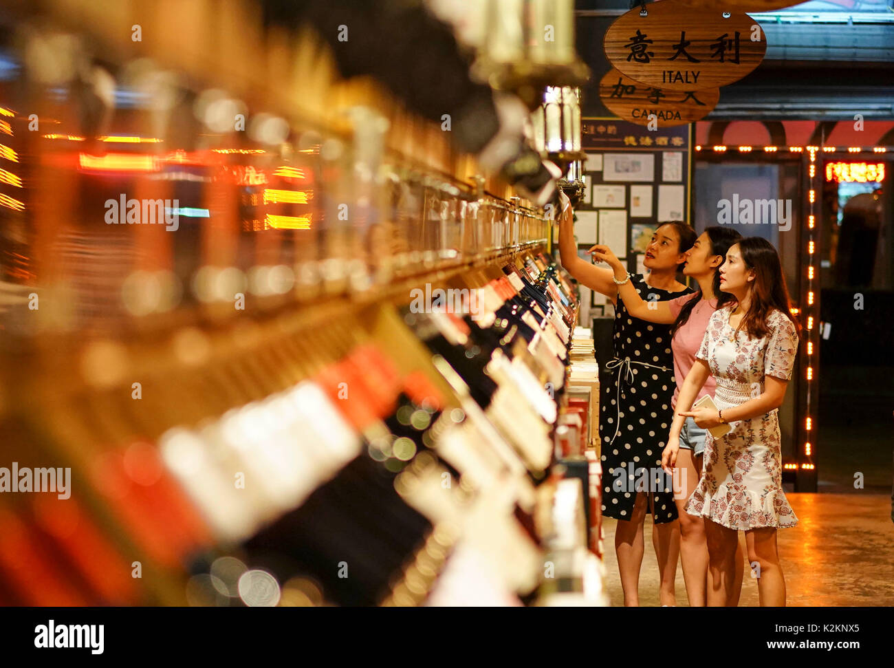 Chongqing. Août 22, 2017. Les gens à choisir le vin dans un abri anti-aérien c'est transformé en une cave à vin dans le sud-ouest de la municipalité de Chongqing en Chine, le 22 août, 2017. Les premiers travaux de défense aérienne de Chongqing a été construite en 1937 et plus ont été construits pendant la guerre. Ces abris, une fois utilisé pour protéger les habitants de Chongqing des attaques aériennes durant la guerre contre l'agression japonaise, aujourd'hui se sont avérés être des lieux de loisirs comme les centres commerciaux et les caves à vin pour les personnes dans la ville. Credit : Liu Chan/Xinhua/Alamy Live News Banque D'Images