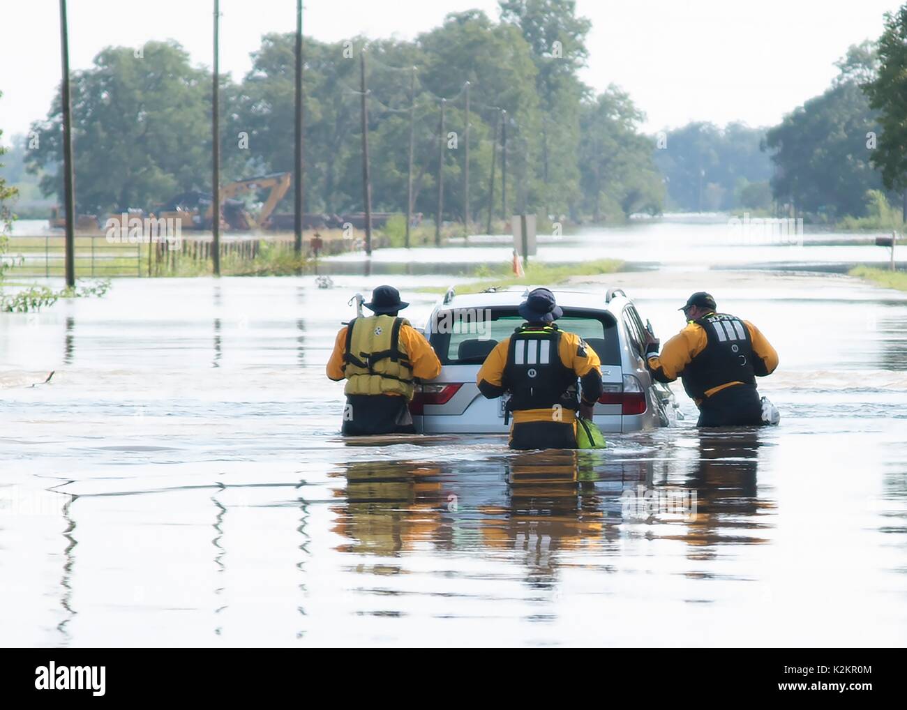 Wharton, United States. Août 31, 2017. Les membres de l'équipe de sauvetage en milieu urbain de New Jersey Task Force 1 sauvetage d'un pilote en détresse pris dans les eaux de crue suite à l'ouragan Harvey le 31 août 2017, à Wharton, Texas. Credit : Planetpix/Alamy Live News Banque D'Images