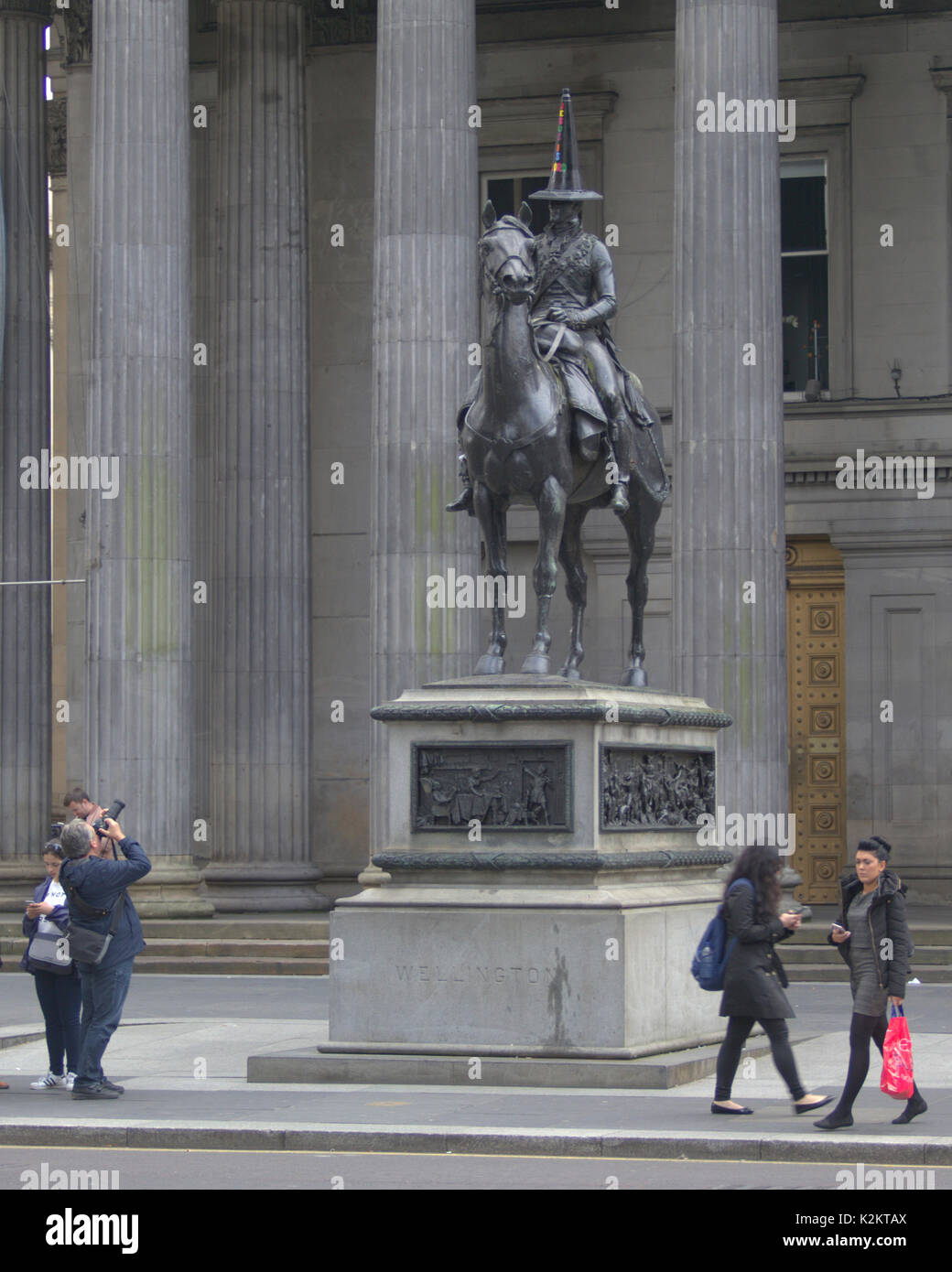 Glasgow, Ecosse, Royaume-Uni. 06Th Sep 2017. Après la récente marche de la fierté et de manifestations homophobes dans la ville l'emblématique et célèbre statue du duc de Wellington à l'extérieur de la tête de cône le musée d'Art moderne a une nouvelle coiffure. Lettres arc-en-ciel ornent un cône noir avec les mots "Jésus est Seigneur". Il a souvent un nouveau cône placé sur la nuit par des inconnus et celui-ci a remplacé un précédent, une couleur arc-en-ciel viennent appuyer la récente semaine de la gay pride dans la ville.Il est perçu comme une réponse à cette personne d'une religion. Credit : Gérard ferry/Alamy Live News Banque D'Images