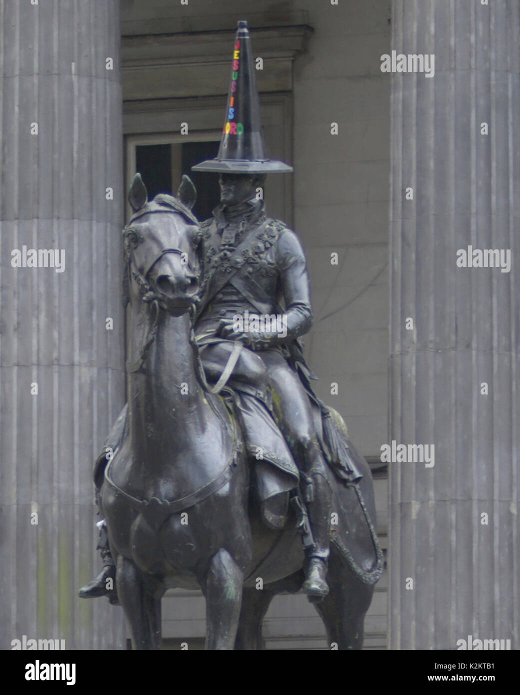 Glasgow, Ecosse, Royaume-Uni. 06Th Sep 2017. Après la récente marche de la fierté et de manifestations homophobes dans la ville l'emblématique et célèbre statue du duc de Wellington à l'extérieur de la tête de cône le musée d'Art moderne a une nouvelle coiffure. Lettres arc-en-ciel ornent un cône noir avec les mots "Jésus est Seigneur". Il a souvent un nouveau cône placé sur la nuit par des inconnus et celui-ci a remplacé un précédent, une couleur arc-en-ciel viennent appuyer la récente semaine de la gay pride dans la ville.Il est perçu comme une réponse à cette personne d'une religion. Credit : Gérard ferry/Alamy Live News Banque D'Images