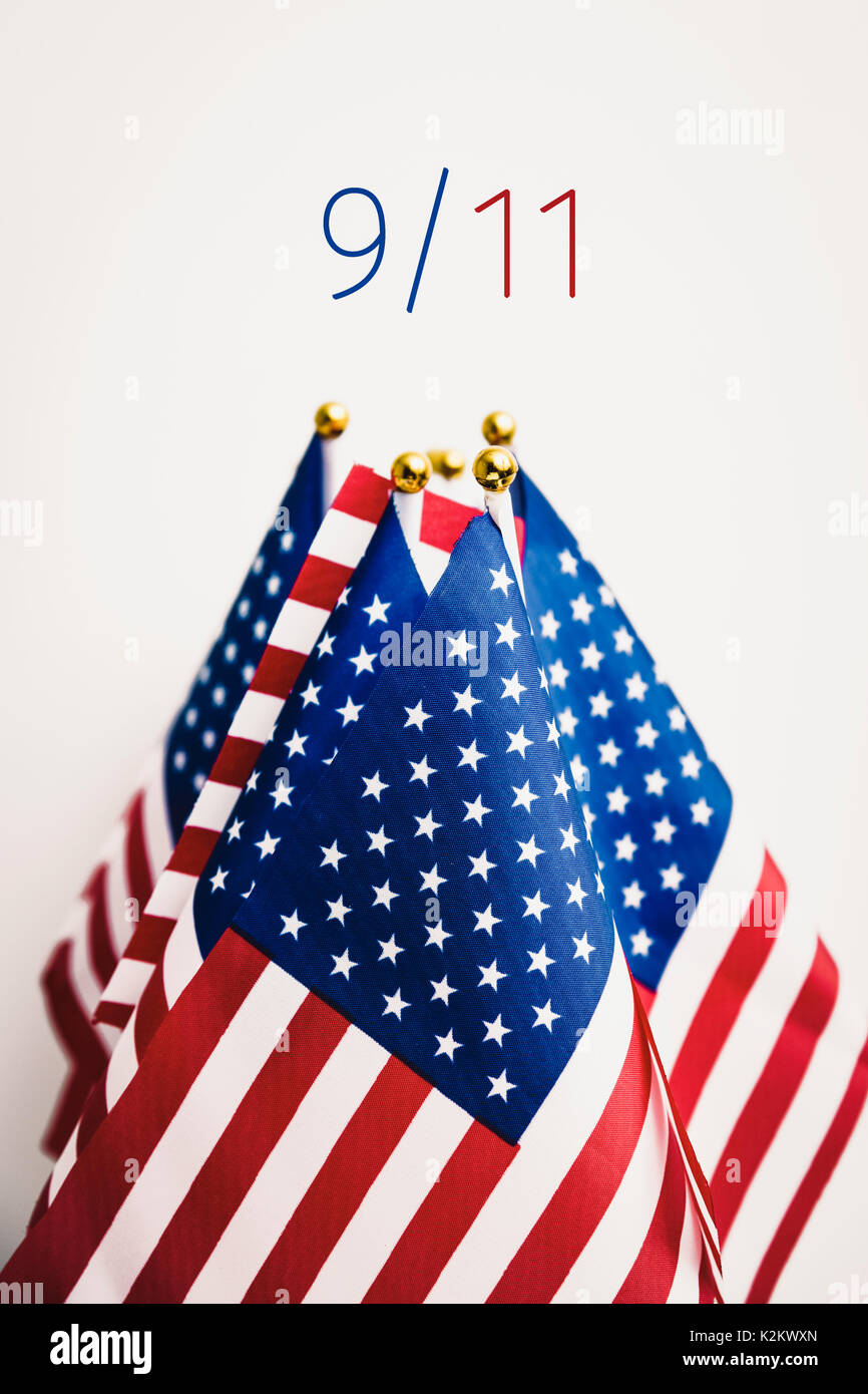 Quelques drapeaux des États-Unis et le texte le 11 septembre pour le 11 septembre contre un fond blanc Banque D'Images