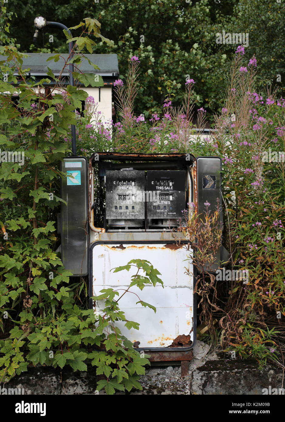 Pompes à carburant abandonnés en milieu rural Scotland UK Crédit : AllanMilligan/Alamy Banque D'Images