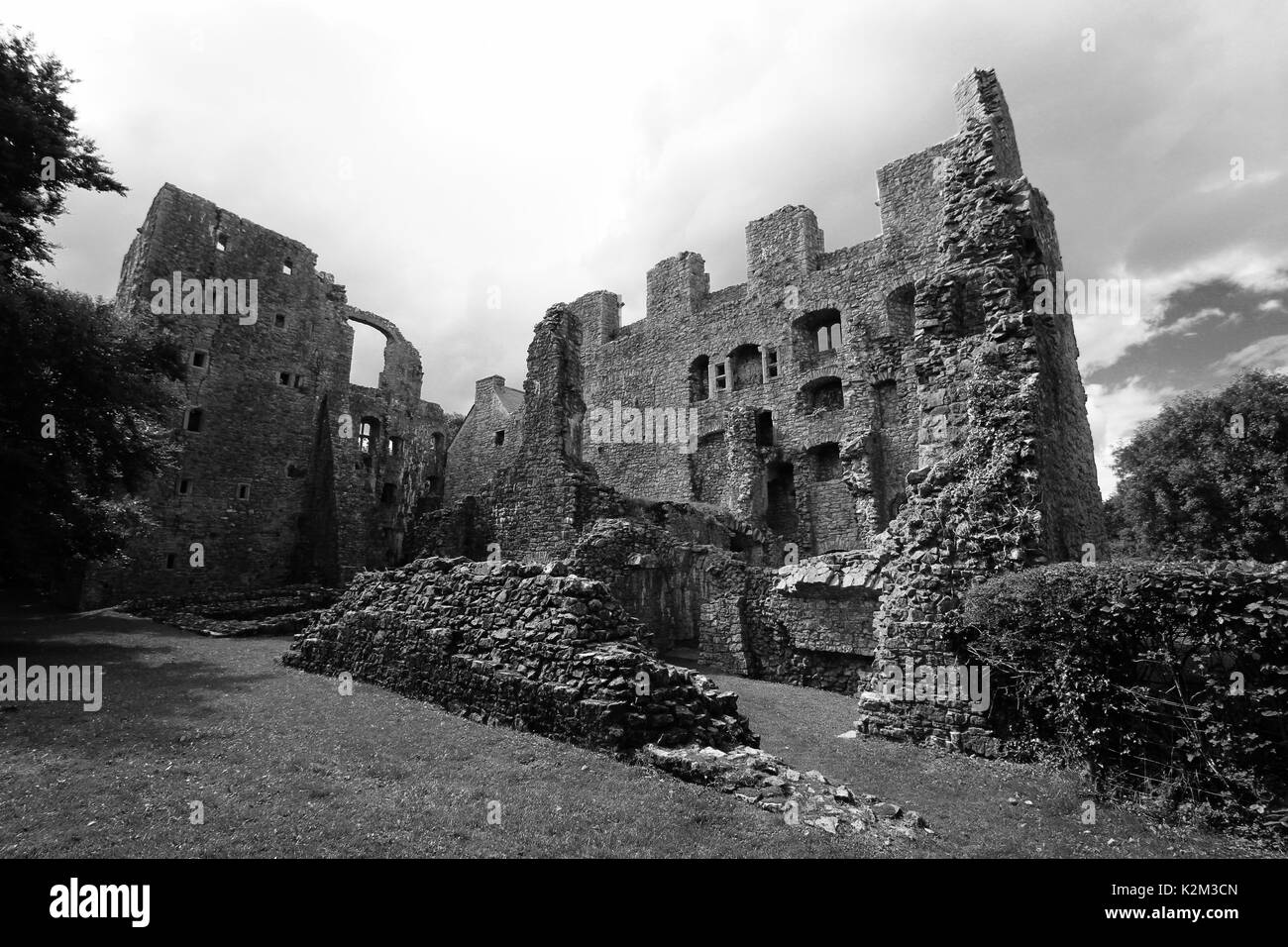 Plage de l'est à l'oxwich château fortifié, manoir tudor, oxwich Bay sur la péninsule de Gower, dans le sud du Pays de Galles, Royaume-Uni Banque D'Images