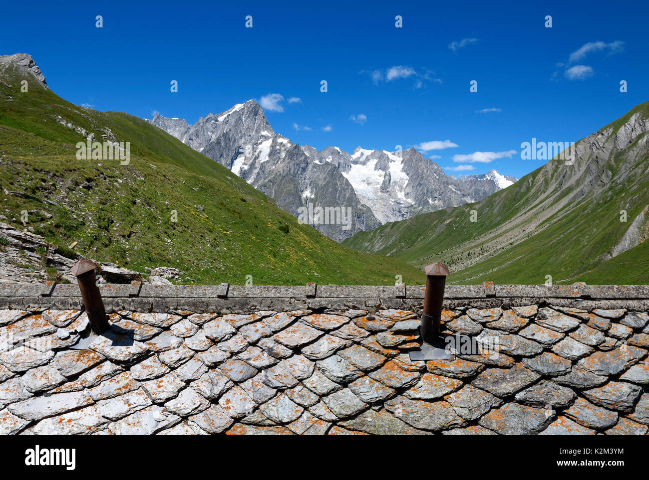 Détail de toiture en ardoise altérée dans le contexte de la crête du Mont Blanc Banque D'Images