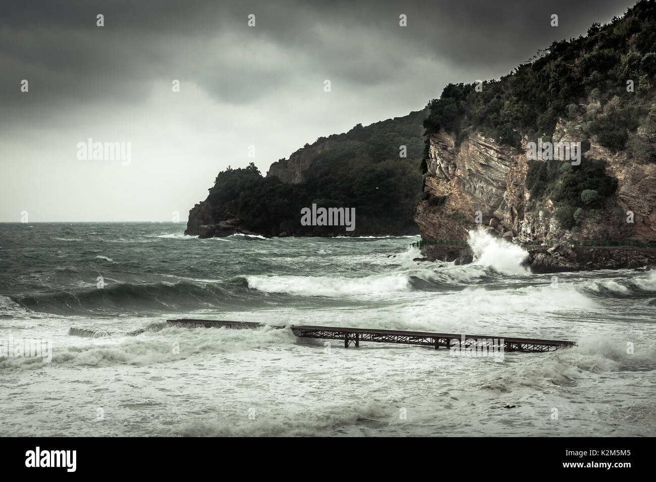 Paysage spectaculaire avec des falaises sur la mer pendant une tempête avec de grandes vagues de tempête et ciel dramatique avec pluie en saison d'automne sur la côte de la mer Banque D'Images