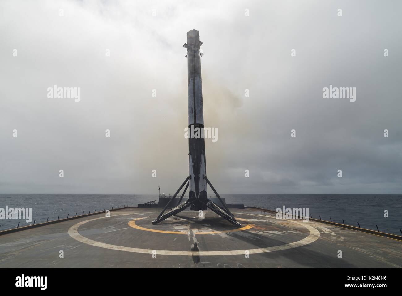 Le SpaceX Falcon 9 rocket première étape de rappel après l'atterrissage sur un navire drone flottant dans l'océan Pacifique après la levée de l'Agence spatiale taïwanaise FORMOSAT-5 de la Vandenberg Air Force Base en orbite le 24 août 2017 à Lompoc, en Californie. Banque D'Images