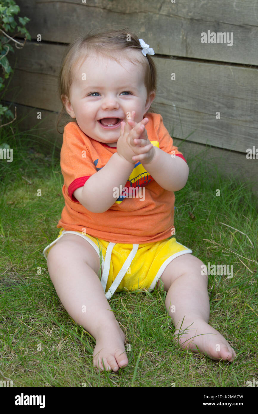 Heureux bébé fille de 10 mois clapping Photo Stock - Alamy